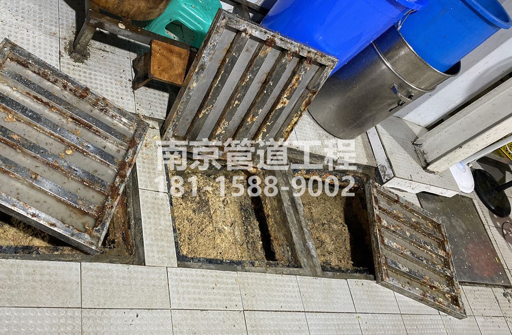 278泰山城管中队食堂隔油池清理